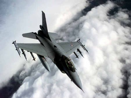 Video: आसमान में मिग की टक्‍कर से बाल-बाल बचा नाटो का F-16 जेट