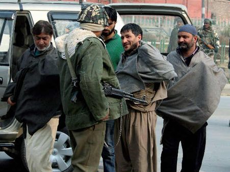 आतंकी हमलों से बेपरवाह मोदी सोमवार को श्रीनगर की जनता के बीच में