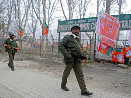 मोदी की रैली से पहले पुलवामा में ग्रेनेड अटैक, माहौल को बिगाड़ने की कोशिश