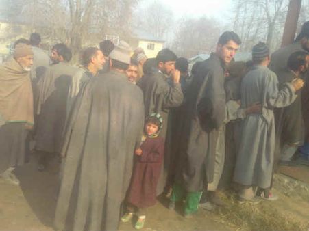 बड़ी खबरें: भागने की कोशिश में 2 नक्सली ढेर, 8 फरार