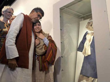 खून से सनी अपनी यूनिफॉर्म को देखकर रो पड़ी मलाला