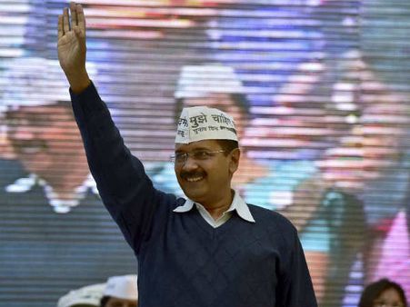 आम आदमी पार्टी के पोस्टरों पर भाजपा नेता की तस्वीरें