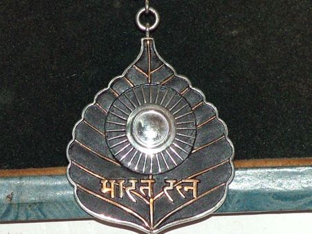 ‘नेताजी’, ‘शहीद-ए-आजम’, ‘बापू’ या ‘महात्मा’ से बड़ा सम्मान है ‘भारत रत्न’?