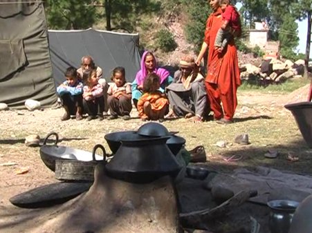 घाटी में ठंड का कहर, टेंट में रात गुजारने को मजबूर