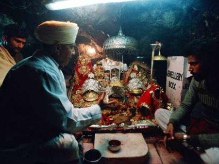 नववर्ष का आगाज़ करने लाखों श्रदालु पहुंचे वैष्णो देवी