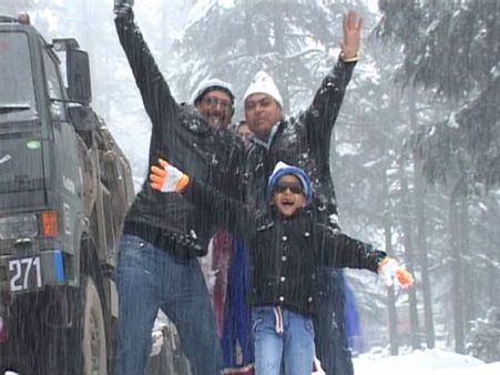 जम्मू-कश्मीर में बर्फबारी के बीच नये साल का जश्न