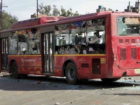 2 घंटे में धू-धूकर जल गई 17 बसें, करोड़ों का नुकसान