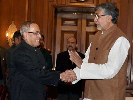 कैलाश सत्यार्थी ने नोबेल अवार्ड राष्ट्रपति को सौंपा, रखा जाएगा म्युजियम में