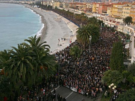 चार्ली हेब्दो पर हमले के विरोध में फ्रांस की सड़कों पर उतरे 10 लाख लोग