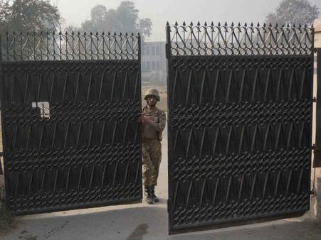 डर और दहशत के साए में पेशावर आर्मी स्‍कूल के बच्‍चों ने लगाई हाजिरी