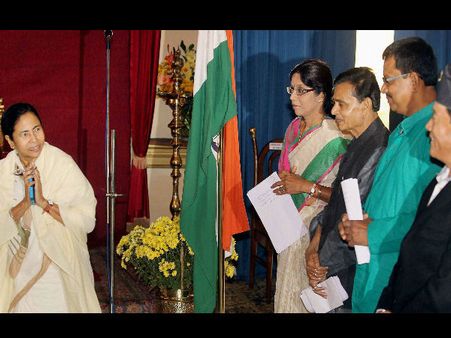 ममता के मंत्री का शर्मनाक बयान, महिलाएं ब्लाउज फाड़कर लगाती है छेड़खानी का इल्जाम