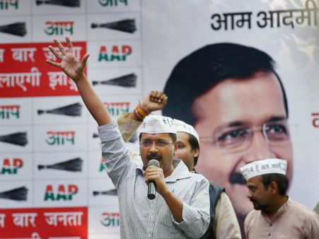 दिल्ली: चुनावी रैली में केजरीवाल पर पड़े अंडे और पत्थर