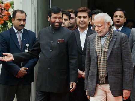 संक्रांति को चढ़ा सियासी रंग, खाइये मोदी के मंत्रियों की दावतें
