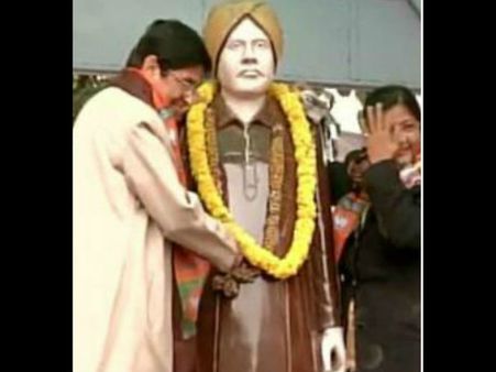 रोड़ शो के दौरान किरण बेदी ने लाला लाजपत राय की मूर्ति को पहनाया बीजेपी मफलर, भयंकर बवाल