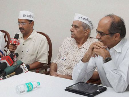 शांति भूषण ने किरण बेदी की तारीफ क्या की, भड़क गये 'आप' वाले, दागे सवाल