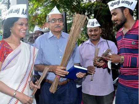 आप में दरार, केजरीवाल से नाराज प्रशांत भूषण छोड़ सकते हैं पार्टी