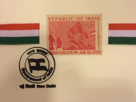 पीएम मोदी ने ओबामा को दी गाने की सीडी और 1950 का डाक टिकट