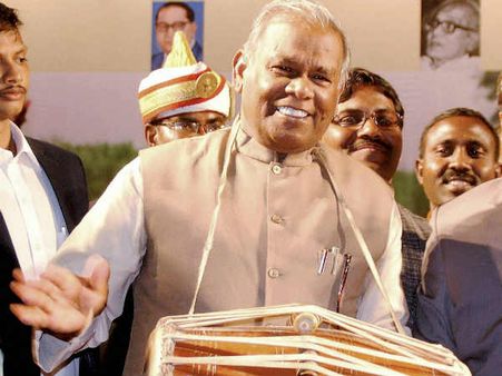 News in Pics: जब पटना रैली में ढोल बजाने लगे सीएम मांझी