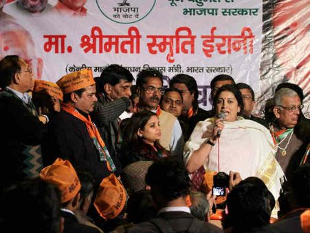 News in Pics: दिल्ली की चुनावी जंग में प्रचार के लिए उतरे सभी दिग्गज