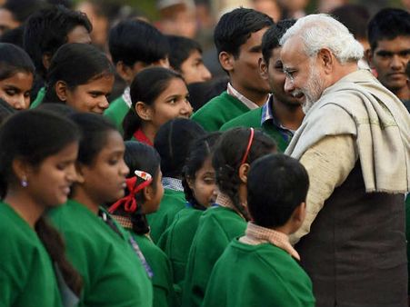 News in Pics: जब बच्चों के बीच बच्चे बन गये पीएम मोदी