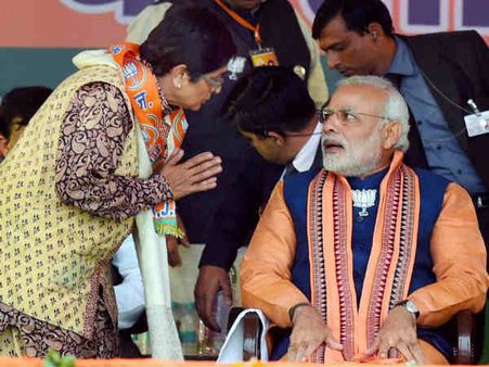 News in Pics: एक मंच पर साथ दिखे मोदी और बेदी