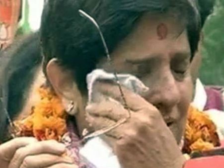 देखें वीडियो: प्रचार के दौरान भावुक होकर रो पड़ीं भाजपा की 'आयरन लेडी' किरण बेदी