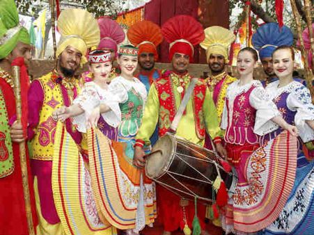 News in Pics: सूरजकुंड मेले में छाये विदेशी कलाकार