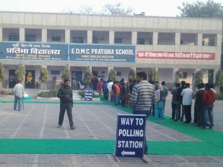 दिल्ली चुनाव- लोकतंत्र के पर्व पर वोटर निकले घरों से