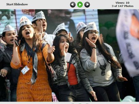 PICS: दिल्ली में शानदार जीत का जश्न मनाती 'आप'