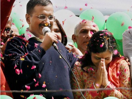 भरी संसद में केजरीवाल को नौटंकी कहने वाले लालू आज दे रहें मुबारकबाद