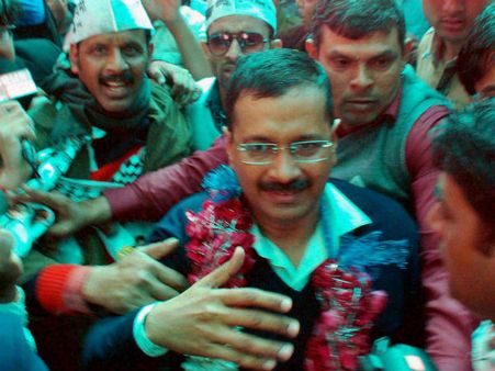 लोकप्रियता को भुनाएंगे केजरीवाल या लेंगे मोदी की आड़?
