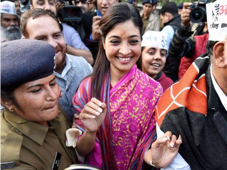 AAP की महिला ब्रिगेड की भी जयजयकार, पत्नी को लाकर केजरीवाल ने खोले जीत के राज