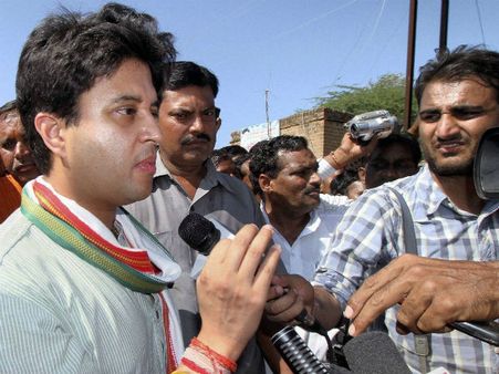 मध्य प्रदेश : सिंधिया का मंच धराशायी, बाल-बाल बचे, विधायक आईसीयू में भर्ती