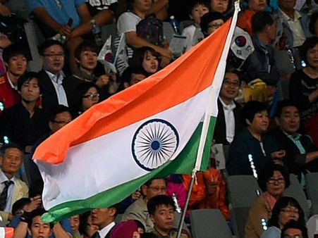 दिल्ली में बदस्तूर जारी है तिरंगे का अपमान