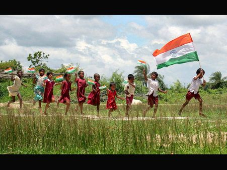 कमीज़ पर चढ़ता, हाथ पर फिसलता और जमीन पर गिरता तिरंगा  