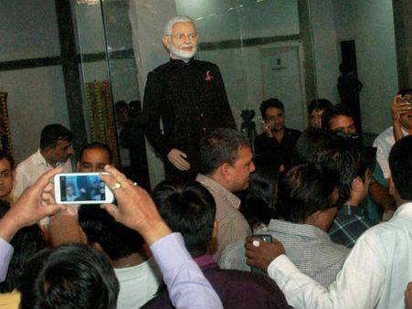 पीएम मोदी का विवादित सूट 43100000 रुपए में बिका