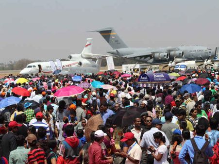 एरो इंडिया 2015-वर्ल्‍ड कप का मैच भी फीका नहीं सका एरो इंडिया का जादू