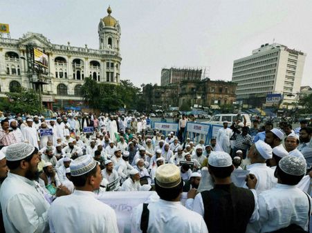 मुफ्ती पर गिरी गाज, कहा सिर कलम करो, 1 लाख 786 रुपये का इनाम पाओ