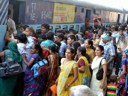 भूल जाइये रेलवे स्टेशनों की लंबी-लंबी लाइने, अब साधारण टिकट भी एक क्लिक पर