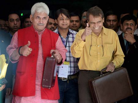 दशकों बाद आजाद हुआ रेल मंत्रालय, बेखौफ दौड़ी प्रभु की रेल