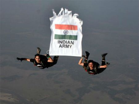 अरुण जेटली ने बढ़ाया रक्षा बजट, पर चीन से तीन गुना कम