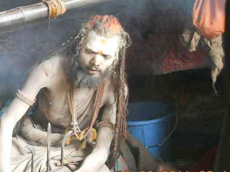 मिलिए 'अघोरी' बाबाओं से जो पीते हैं खून और खाते हैं इंसानी मांस