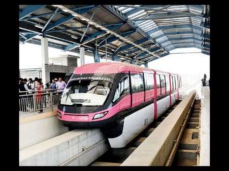 ट्रैक पर फंसी मुंबई की मोनो रेल, कई यात्री फंसे