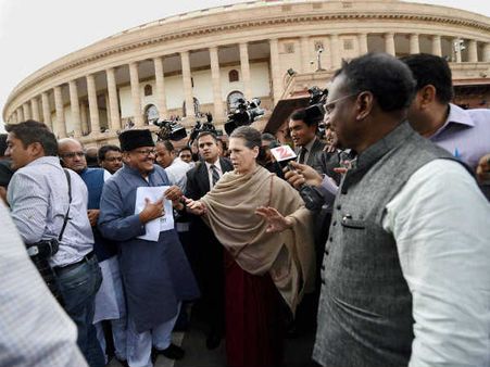 इतिहास में पहली बार पूरा विपक्ष सड़क पर आया