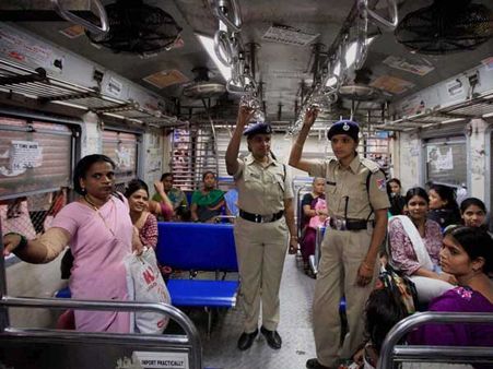 'प्रभु' के हवाले रेल, AC कोच में मंत्री और उनकी पत्नी से लूटपाट