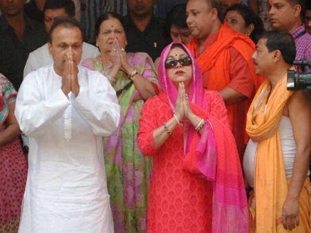 News in Pics: नवरात्रि में मां कामख्या के चौखट पर टीना संग पहुंचे अनिल अंबानी