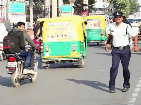 मिलिए इंदौर के माइकल जैक्सन से, इनके डांस से रूक जाती हैं सैकड़ो गाड़ियां