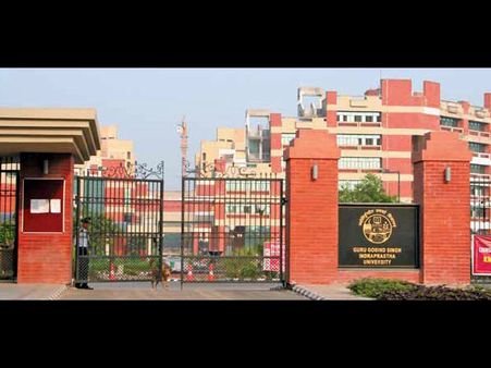 दिल्ली के इस कॉलेज में दोस्त को किया HUG तो हो जाएंगे बाहर