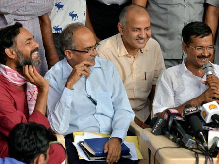 योगेन्द्र-प्रशांत ने 'आप' पर फोड़ा लेटर बम, आरोपों में घिर केजरीवाल