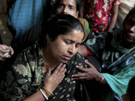 बांग्लादेशः अष्टमी स्नान में भगदड़, 10 श्रद्धालुओं की मौत